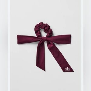 NWTLove Knots Tie Scrunchie
Color: Burgundy
Size: One Size